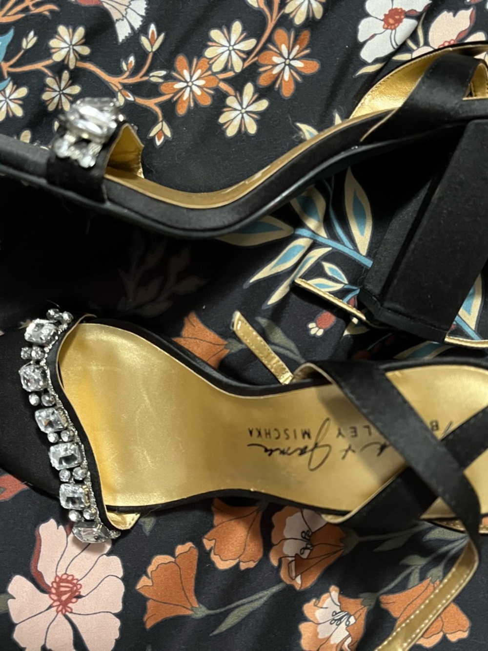 B. Mischka satin black heels size 7